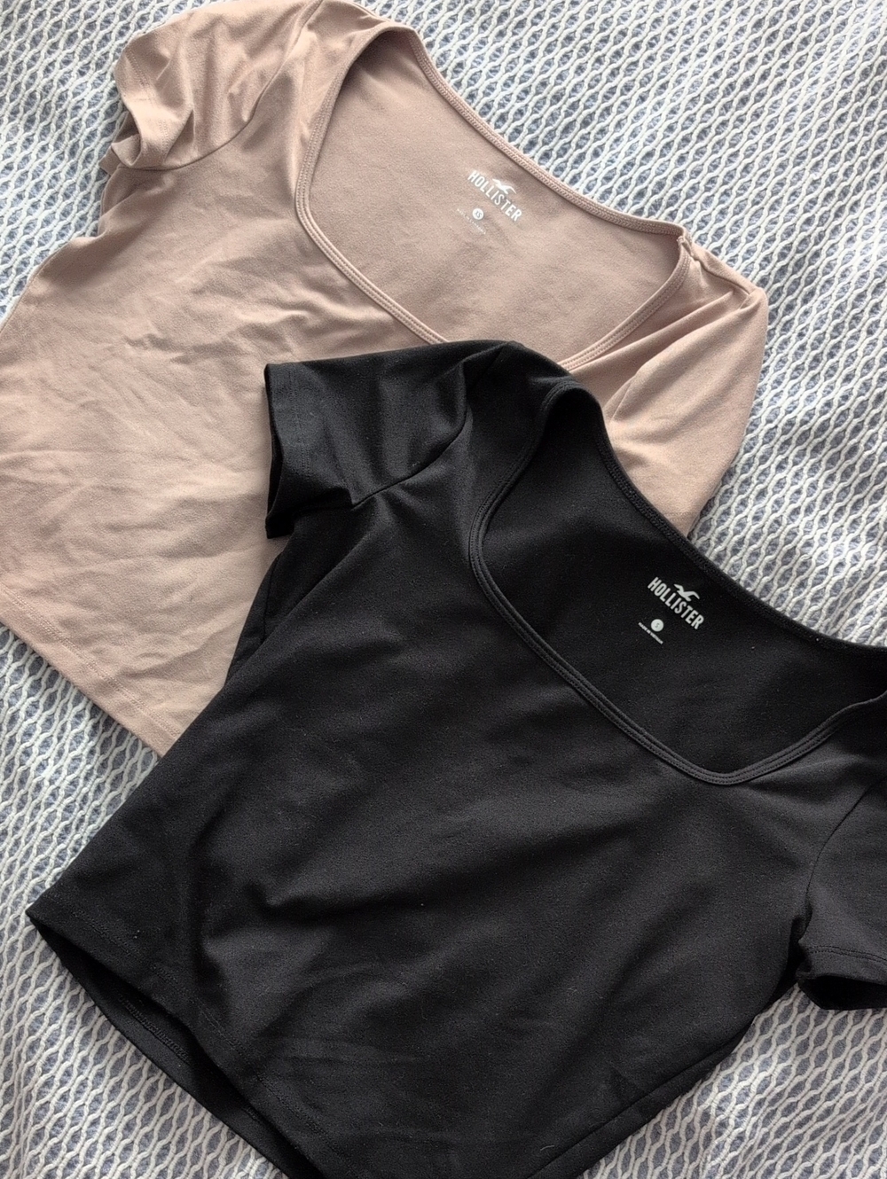 (3) Hollister Scoop Neck Crop Tops in Black, Nude Blush And Mauve Gray